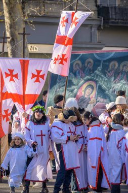 7 Ocak 2026 'da Gürcistan' ın başkenti Tiflis 'te geleneksel Alilo Ortodoks Noel alayı ve yardım gecesine katılanlar
