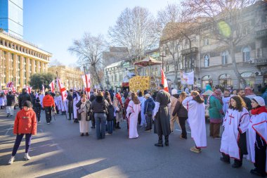7 Ocak 2026 'da Gürcistan' ın başkenti Tiflis 'te geleneksel Alilo Ortodoks Noel alayı ve yardım gecesine katılanlar