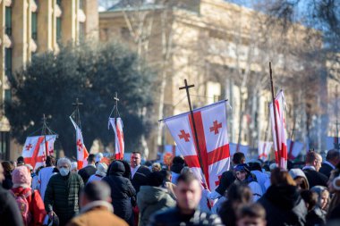 7 Ocak 2026 'da Gürcistan' ın başkenti Tiflis 'te geleneksel Alilo Ortodoks Noel alayı ve yardım gecesine katılanlar