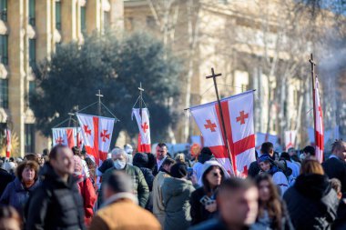 7 Ocak 2026 'da Gürcistan' ın başkenti Tiflis 'te geleneksel Alilo Ortodoks Noel alayı ve yardım gecesine katılanlar