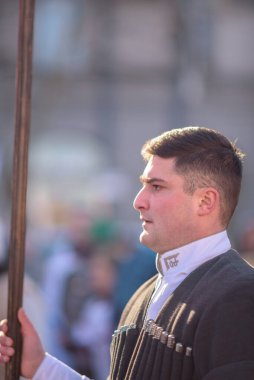 7 Ocak 2026 'da Gürcistan' ın başkenti Tiflis 'te geleneksel Alilo Ortodoks Noel alayı ve yardım gecesine katılan