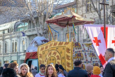 7 Ocak 2026 'da Gürcistan' ın başkenti Tiflis 'te geleneksel Alilo Ortodoks Noel alayı ve yardım gecesine katılanlar