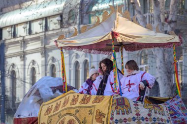 7 Ocak 2026 'da Gürcistan' ın başkenti Tiflis 'te geleneksel Alilo Ortodoks Noel alayı ve yardım gecesine katılanlar