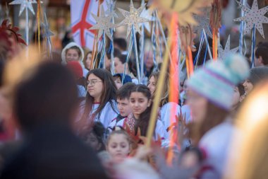 7 Ocak 2026 'da Gürcistan' ın başkenti Tiflis 'te geleneksel Alilo Ortodoks Noel alayı ve yardım gecesine katılanlar