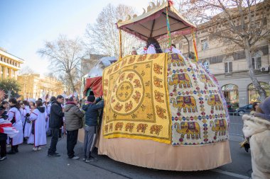7 Ocak 2026 'da Gürcistan' ın başkenti Tiflis 'te geleneksel Alilo Ortodoks Noel alayı ve yardım gecesine katılanlar
