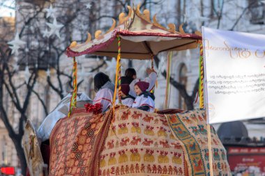 7 Ocak 2026 'da Gürcistan' ın başkenti Tiflis 'te geleneksel Alilo Ortodoks Noel alayı ve yardım gecesine katılanlar