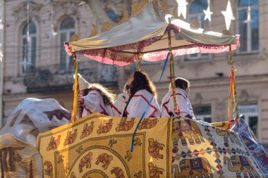7 Ocak 2026 'da Gürcistan' ın başkenti Tiflis 'te geleneksel Alilo Ortodoks Noel alayı ve yardım gecesine katılanlar