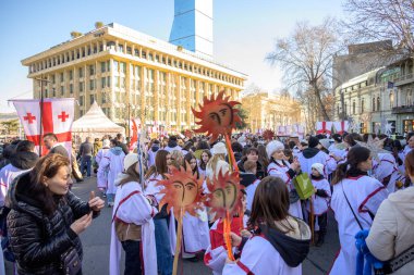7 Ocak 2026 'da Gürcistan' ın başkenti Tiflis 'te geleneksel Alilo Ortodoks Noel alayı ve yardım gecesine katılanlar