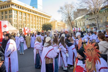 7 Ocak 2026 'da Gürcistan' ın başkenti Tiflis 'te geleneksel Alilo Ortodoks Noel alayı ve yardım gecesine katılanlar