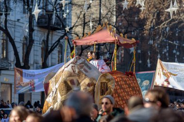 7 Ocak 2026 'da Gürcistan' ın başkenti Tiflis 'te geleneksel Alilo Ortodoks Noel alayı ve yardım gecesine katılanlar