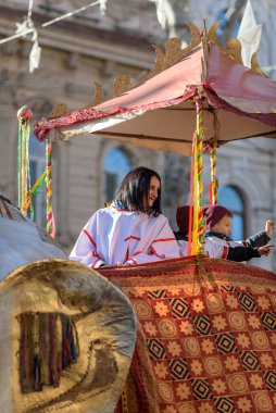 7 Ocak 2026 'da Gürcistan' ın başkenti Tiflis 'te geleneksel Alilo Ortodoks Noel alayı ve yardım gecesine katılanlar