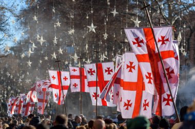 7 Ocak 2026 'da Gürcistan' ın başkenti Tiflis 'te geleneksel Alilo Ortodoks Noel alayı ve yardım gecesine katılanlar