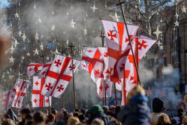 7 Ocak 2026 'da Gürcistan' ın başkenti Tiflis 'te geleneksel Alilo Ortodoks Noel alayı ve yardım gecesine katılanlar