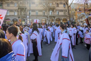 7 Ocak 2026 'da Gürcistan' ın başkenti Tiflis 'te geleneksel Alilo Ortodoks Noel alayı ve yardım gecesine katılanlar