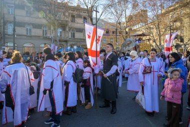 7 Ocak 2026 'da Gürcistan' ın başkenti Tiflis 'te geleneksel Alilo Ortodoks Noel alayı ve yardım gecesine katılanlar