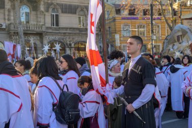 7 Ocak 2026 'da Gürcistan' ın başkenti Tiflis 'te geleneksel Alilo Ortodoks Noel alayı ve yardım gecesine katılanlar
