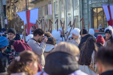 7 Ocak 2026 'da Gürcistan' ın başkenti Tiflis 'te geleneksel Alilo Ortodoks Noel alayı ve yardım gecesine katılanlar