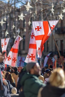 7 Ocak 2026 'da Gürcistan' ın başkenti Tiflis 'te geleneksel Alilo Ortodoks Noel alayı ve yardım gecesine katılanlar