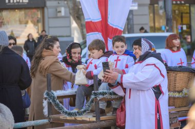 7 Ocak 2026 'da Gürcistan' ın başkenti Tiflis 'te geleneksel Alilo Ortodoks Noel alayı ve yardım gecesine katılanlar