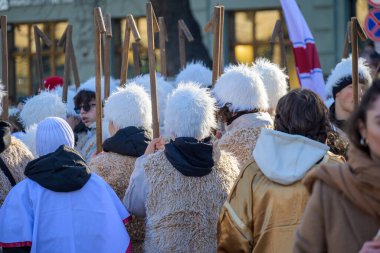 7 Ocak 2026 'da Gürcistan' ın başkenti Tiflis 'te geleneksel Alilo Ortodoks Noel alayı ve yardım gecesine katılanlar