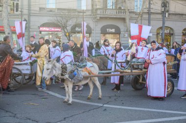 7 Ocak 2026 'da Gürcistan' ın başkenti Tiflis 'te geleneksel Alilo Ortodoks Noel alayı ve yardım gecesine katılanlar