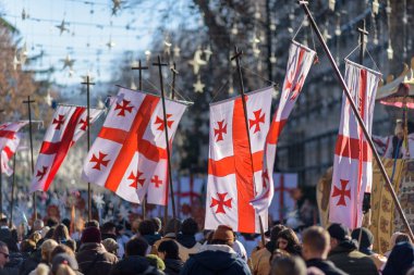 7 Ocak 2026 'da Gürcistan' ın başkenti Tiflis 'te geleneksel Alilo Ortodoks Noel alayı ve yardım gecesine katılanlar