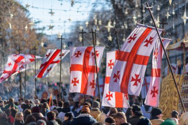 7 Ocak 2026 'da Gürcistan' ın başkenti Tiflis 'te geleneksel Alilo Ortodoks Noel alayı ve yardım gecesine katılanlar