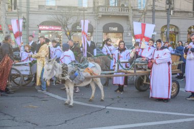 7 Ocak 2026 'da Gürcistan' ın başkenti Tiflis 'te geleneksel Alilo Ortodoks Noel alayı ve yardım gecesine katılanlar