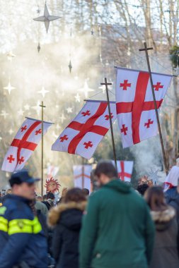 7 Ocak 2026 'da Gürcistan' ın başkenti Tiflis 'te geleneksel Alilo Ortodoks Noel alayı ve yardım gecesine katılanlar