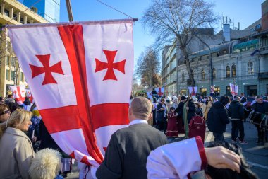 7 Ocak 2026 'da Gürcistan' ın başkenti Tiflis 'te geleneksel Alilo Ortodoks Noel alayı ve yardım gecesine katılanlar