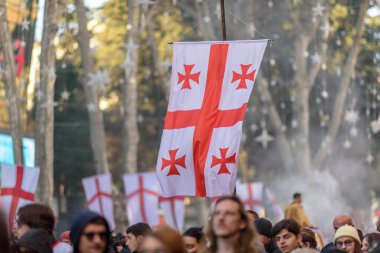 7 Ocak 2026 'da Gürcistan' ın başkenti Tiflis 'te geleneksel Alilo Ortodoks Noel alayı ve yardım gecesine katılanlar