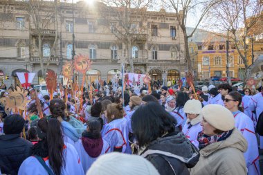 7 Ocak 2026 'da Gürcistan' ın başkenti Tiflis 'te geleneksel Alilo Ortodoks Noel alayı ve yardım gecesine katılanlar