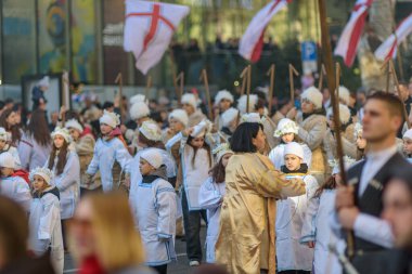 7 Ocak 2026 'da Gürcistan' ın başkenti Tiflis 'te geleneksel Alilo Ortodoks Noel alayı ve yardım gecesine katılanlar