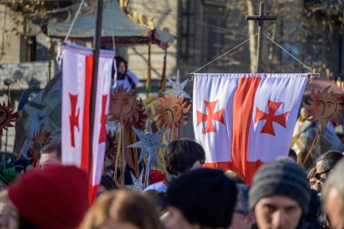 7 Ocak 2026 'da Gürcistan' ın başkenti Tiflis 'te geleneksel Alilo Ortodoks Noel alayı ve yardım gecesine katılanlar