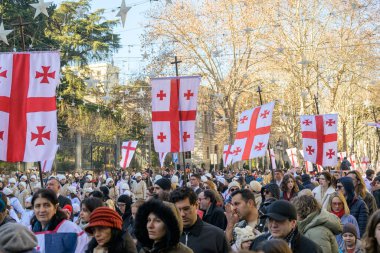 7 Ocak 2026 'da Gürcistan' ın başkenti Tiflis 'te geleneksel Alilo Ortodoks Noel alayı ve yardım gecesine katılanlar