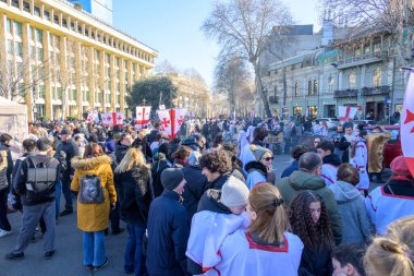 7 Ocak 2026 'da Gürcistan' ın başkenti Tiflis 'te geleneksel Alilo Ortodoks Noel alayı ve yardım gecesine katılanlar