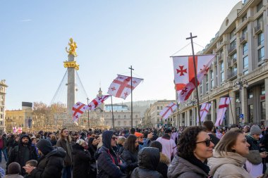 7 Ocak 2026 'da Gürcistan' ın başkenti Tiflis 'te geleneksel Alilo Ortodoks Noel alayı ve yardım gecesine katılanlar