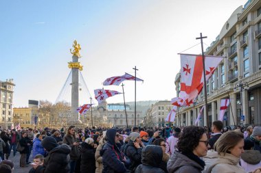 7 Ocak 2026 'da Gürcistan' ın başkenti Tiflis 'te geleneksel Alilo Ortodoks Noel alayı ve yardım gecesine katılanlar