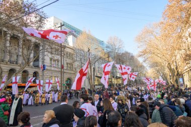 7 Ocak 2026 'da Gürcistan' ın başkenti Tiflis 'te geleneksel Alilo Ortodoks Noel alayı ve yardım gecesine katılanlar