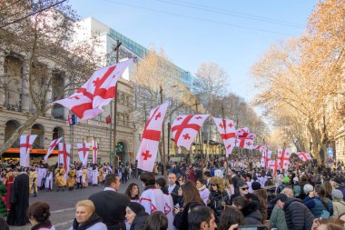 7 Ocak 2026 'da Gürcistan' ın başkenti Tiflis 'te geleneksel Alilo Ortodoks Noel alayı ve yardım gecesine katılanlar