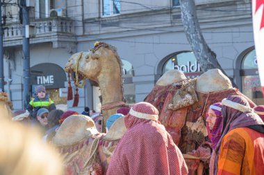 7 Ocak 2026 'da Gürcistan' ın başkenti Tiflis 'te geleneksel Alilo Ortodoks Noel alayı ve yardım gecesine katılanlar