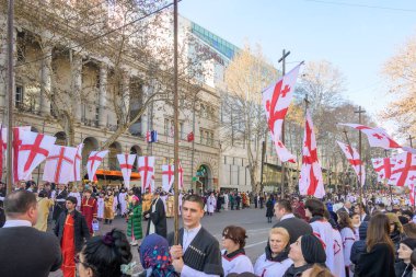 7 Ocak 2026 'da Gürcistan' ın başkenti Tiflis 'te geleneksel Alilo Ortodoks Noel alayı ve yardım gecesine katılanlar