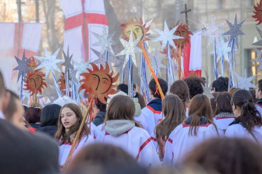 7 Ocak 2026 'da Gürcistan' ın başkenti Tiflis 'te geleneksel Alilo Ortodoks Noel alayı ve yardım gecesine katılanlar