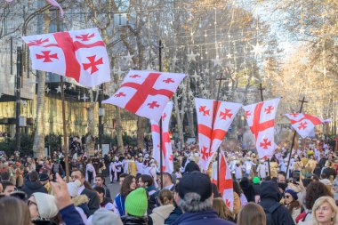 7 Ocak 2026 'da Gürcistan' ın başkenti Tiflis 'te geleneksel Alilo Ortodoks Noel alayı ve yardım gecesine katılanlar
