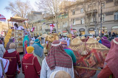 7 Ocak 2026 'da Gürcistan' ın başkenti Tiflis 'te geleneksel Alilo Ortodoks Noel alayı ve yardım gecesine katılanlar