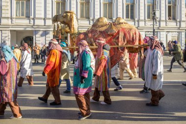 7 Ocak 2026 'da Gürcistan' ın başkenti Tiflis 'te geleneksel Alilo Ortodoks Noel alayı ve yardım gecesine katılanlar