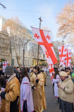 7 Ocak 2026 'da Gürcistan' ın başkenti Tiflis 'te geleneksel Alilo Ortodoks Noel alayı ve yardım gecesine katılanlar
