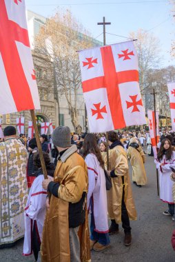 7 Ocak 2026 'da Gürcistan' ın başkenti Tiflis 'te geleneksel Alilo Ortodoks Noel alayı ve yardım gecesine katılanlar