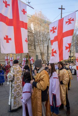 7 Ocak 2026 'da Gürcistan' ın başkenti Tiflis 'te geleneksel Alilo Ortodoks Noel alayı ve yardım gecesine katılanlar