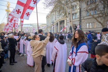 7 Ocak 2026 'da Gürcistan' ın başkenti Tiflis 'te geleneksel Alilo Ortodoks Noel alayı ve yardım gecesine katılanlar